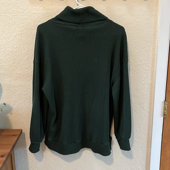 Gap women’s emerald green waffle turtleneck top, size small - Picture 3 of 3